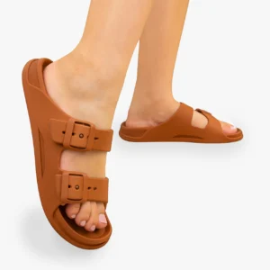 sandália birken feminina caramelo com duas fivelas, confortável e moderna, estilo casual