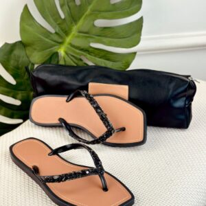 Chinelo feminino de dedo com pedrarias preto